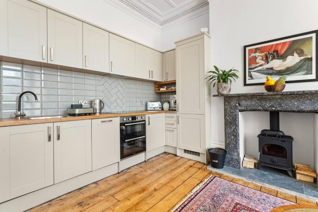 Luxurious Victorian, A Few Minutes From The Beach - Sleeps 2 Adults And Up To 3 Children Apartment St Leonards-on-Sea Bagian luar foto